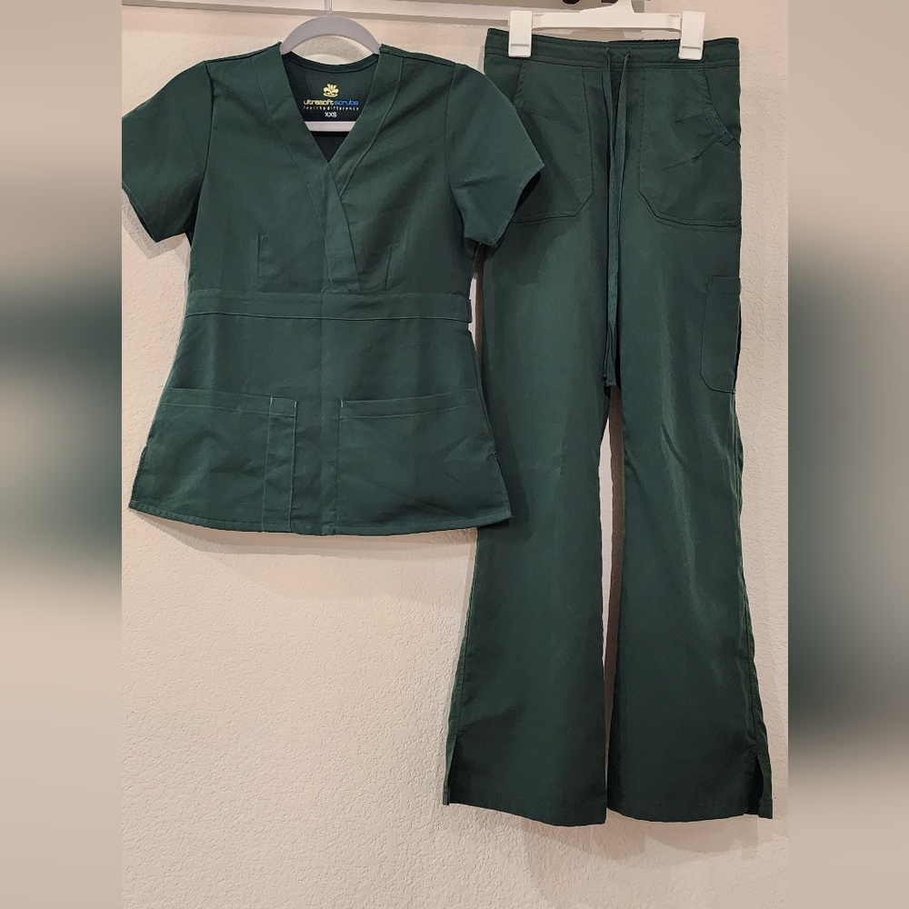 Hunter Green Women's Scrub Set (3 Shirt And 2 Pants)